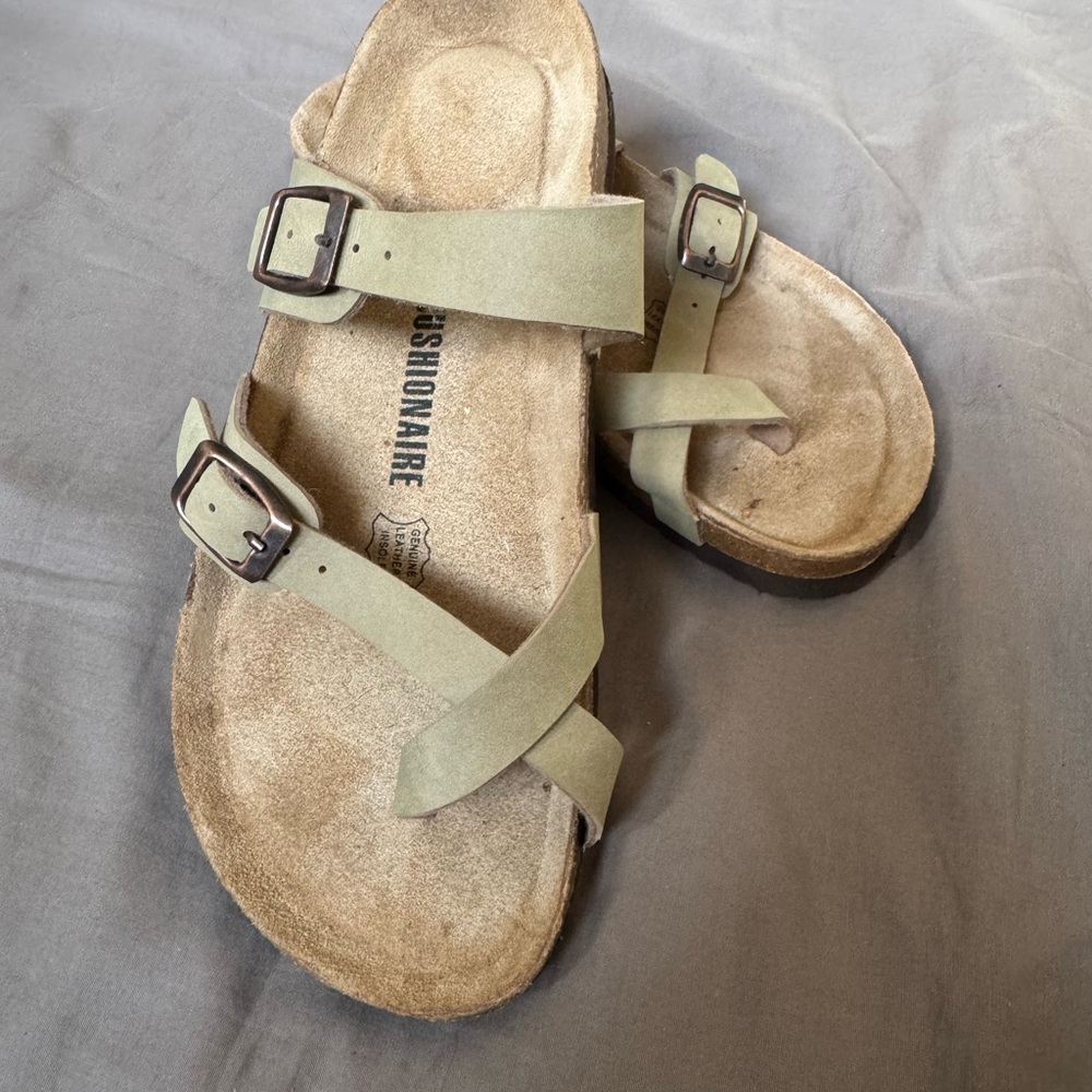 Like New!💥 Light Olive Green Cross-Strap Sandals with Buckles